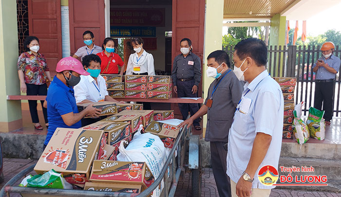 Thị trấn Đô Lương: Hỗ trợ nhu yếu phẩm cho 114 hộ khó khăn do dịch Covid 19