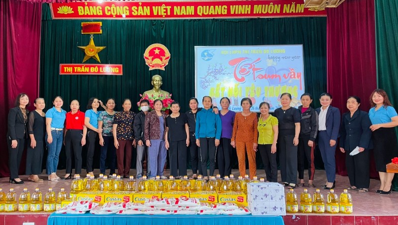 Hội liên hiệp phụ nữ Thị trấn tặng quà cho các hội viên dịp tết Nhâm Dần 2022