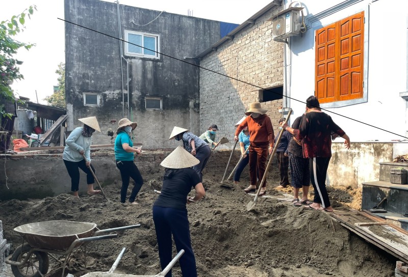 Hội LHPN Thị trấn Đô Lương tham gia giúp đỡ hội viên thoát nghèo.