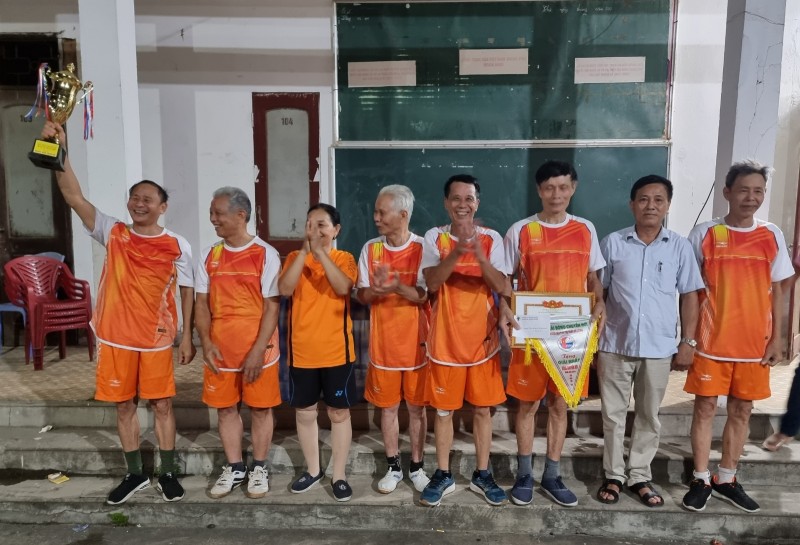 Hội người cao tuổi Thị trấn Đô Lương tổ chức giải bóng chuyền hơi năm 2022