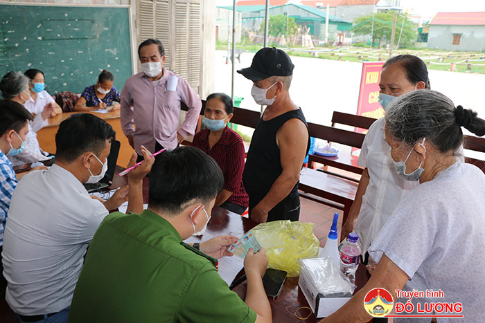Thị trấn Đô Lương tổ chức tiêm phòng cho 1300 người từ 60 tuổi trở lên