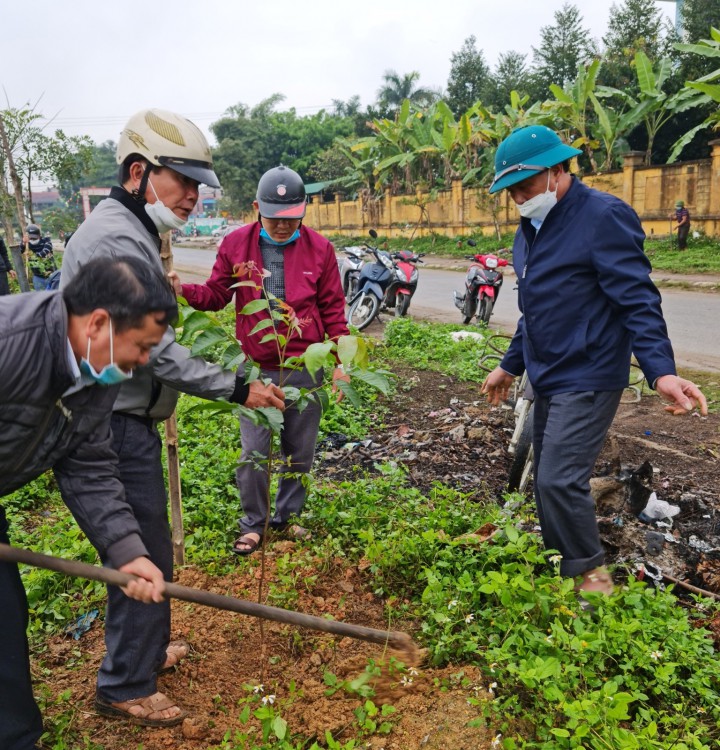Đ/c Trương Công Thảo - Bí thư Đảng ủy tham gia trồng cây