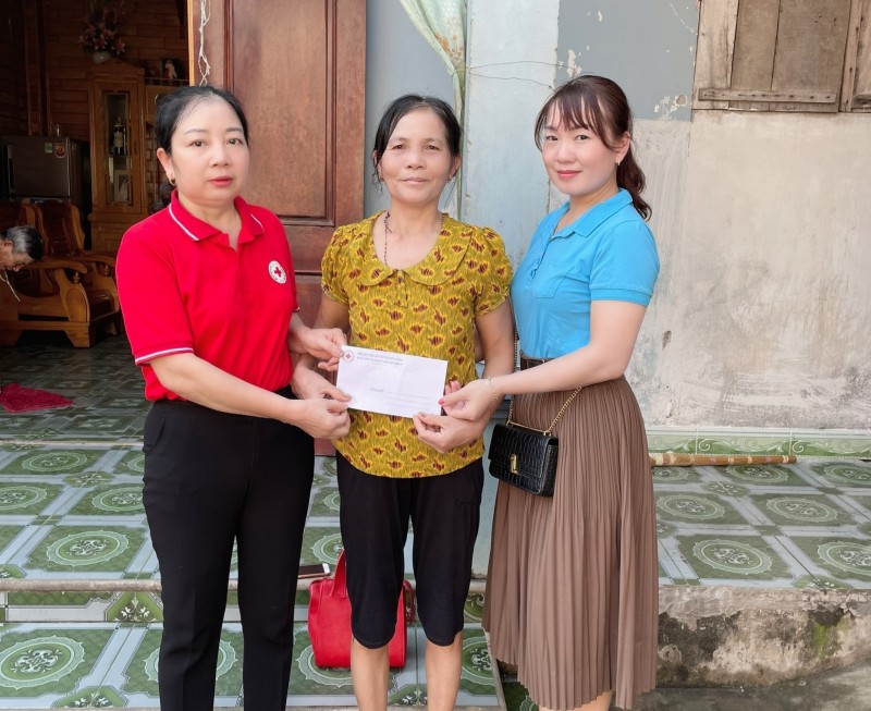 Hội LHPN phối hợp với Hội Chữ thập đỏ Thị trấn Đô Lương trao quà cho phụ nữ có hoàn cảnh đặc biệt khó khăn, ốm đau bệnh tật