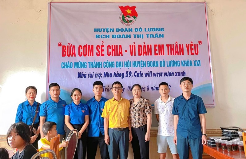 Đoàn thanh niên Thị trấn Đô Lương và nhà hàng 59 hỗ trợ 80 suất cơm cho các cháu ở Trung tâm công tác xã hội