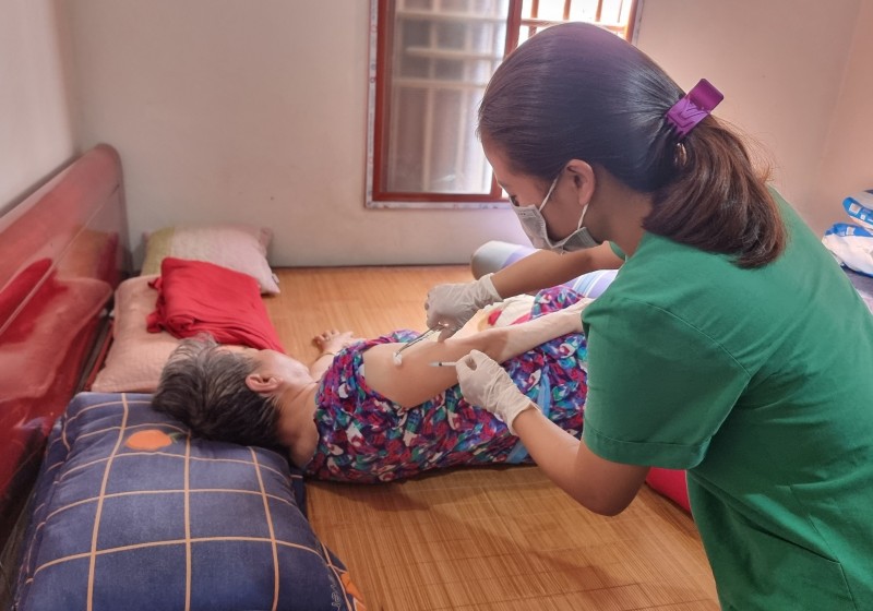 Thị trấn Đô Lương: Tiêm vắc xin Covid-19 tại nhà cho người dân