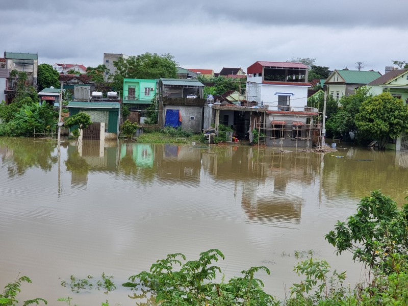 Thị trấn Đô Lương: Nước sông Lam đang, nhiều hộ gia đình bị ngập lụt