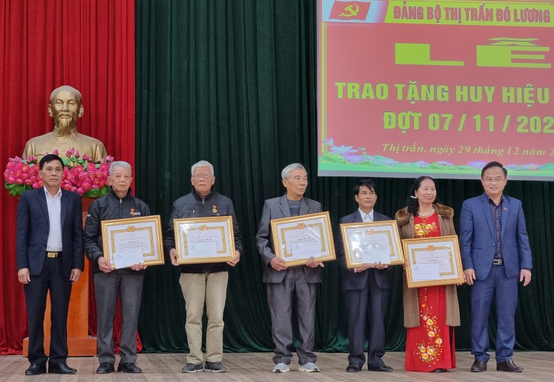 Đảng bộ Thị trấn Đô Lương tổ chức Lễ trao huy hiệu Đảng và tổng kết công tác xây dựng Đảng năm 2022