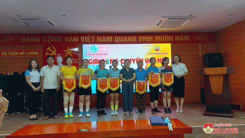 Hội LHPN Thị trấn và TYM Chi nhánh Đô Lương tổ chức giải bóng chuyền hơi chào mừng ngày 20/10/2023