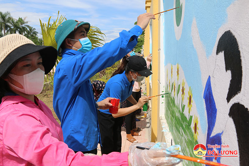 Đoàn thanh niên Thị trấn và trường Mầm non tổ chức vẽ 45 m2 tranh tường.