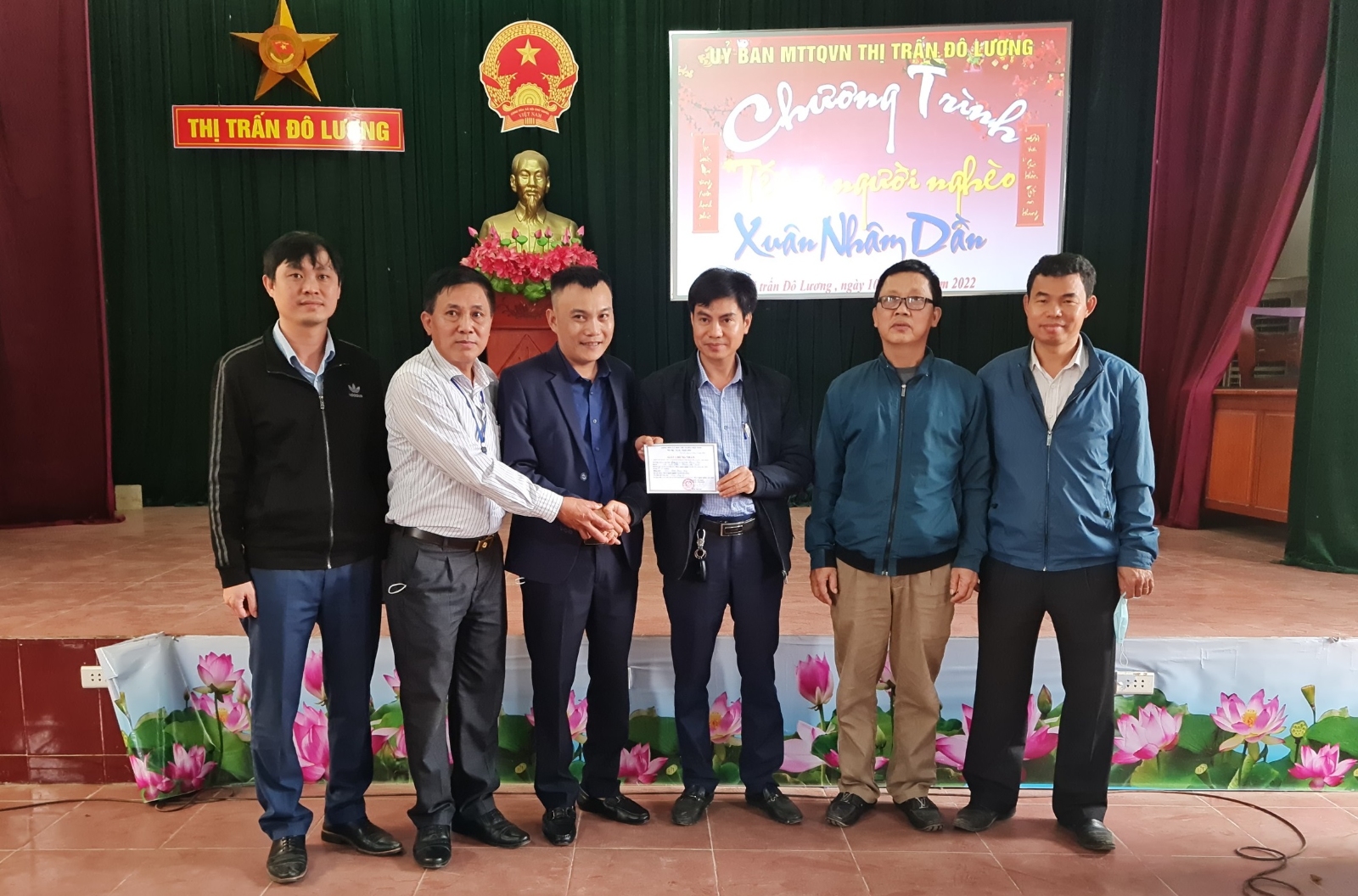 Ông Trần Nhật Tân - Đại diện Công ty Cổ phần đầu tư và Thương mại Hùng Sơn trao 100 suất quà tại Thị trấn Đô Lương